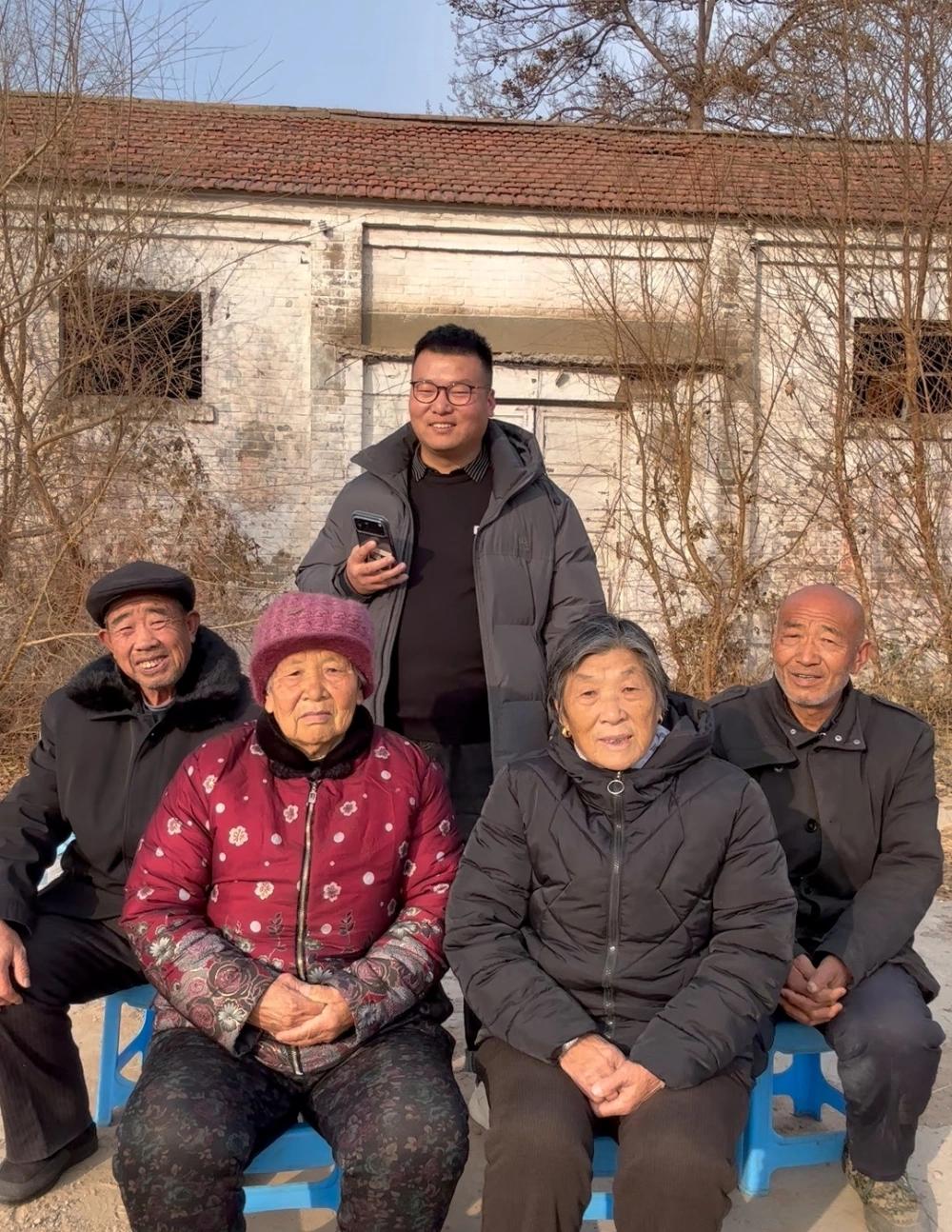 邯郸小伙带70岁大爷大妈拍短视频，2000万播放+现金片酬！这才是最暖的“双向奔