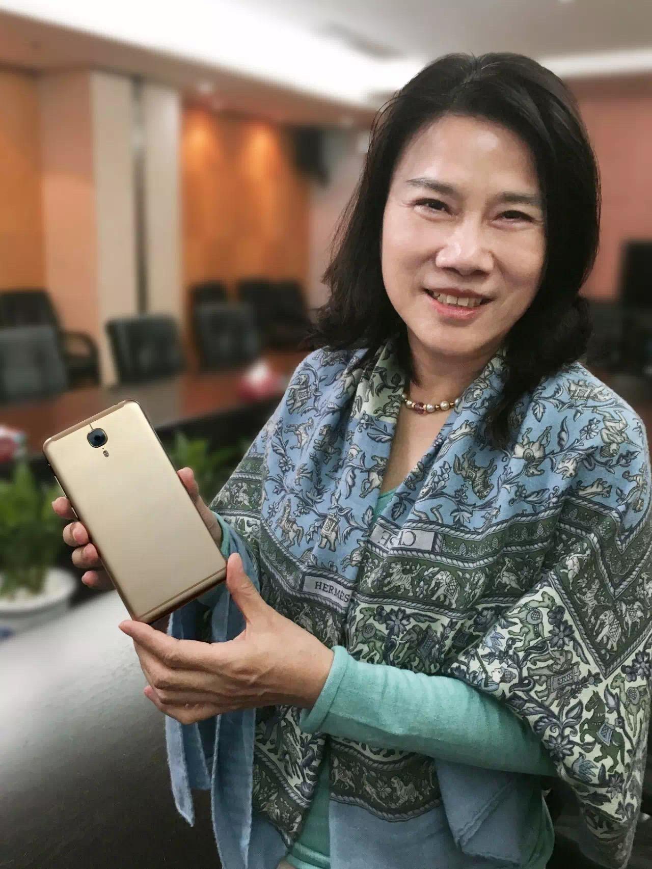  
在众多女企业家中，董明珠的“豪爽”性格颇是吸引了一些人的关注和追捧。
 
最