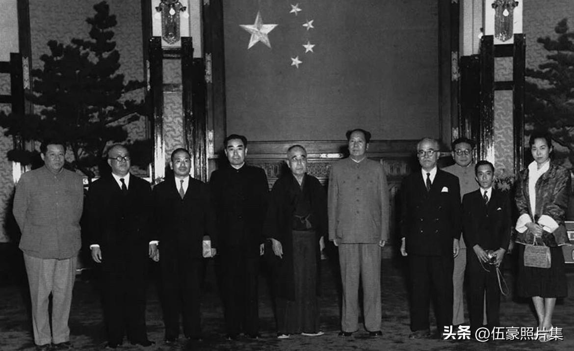 1955年10月2日下午，北京中南海，毛泽东主席、周恩来总理一同会见了日本恢复日