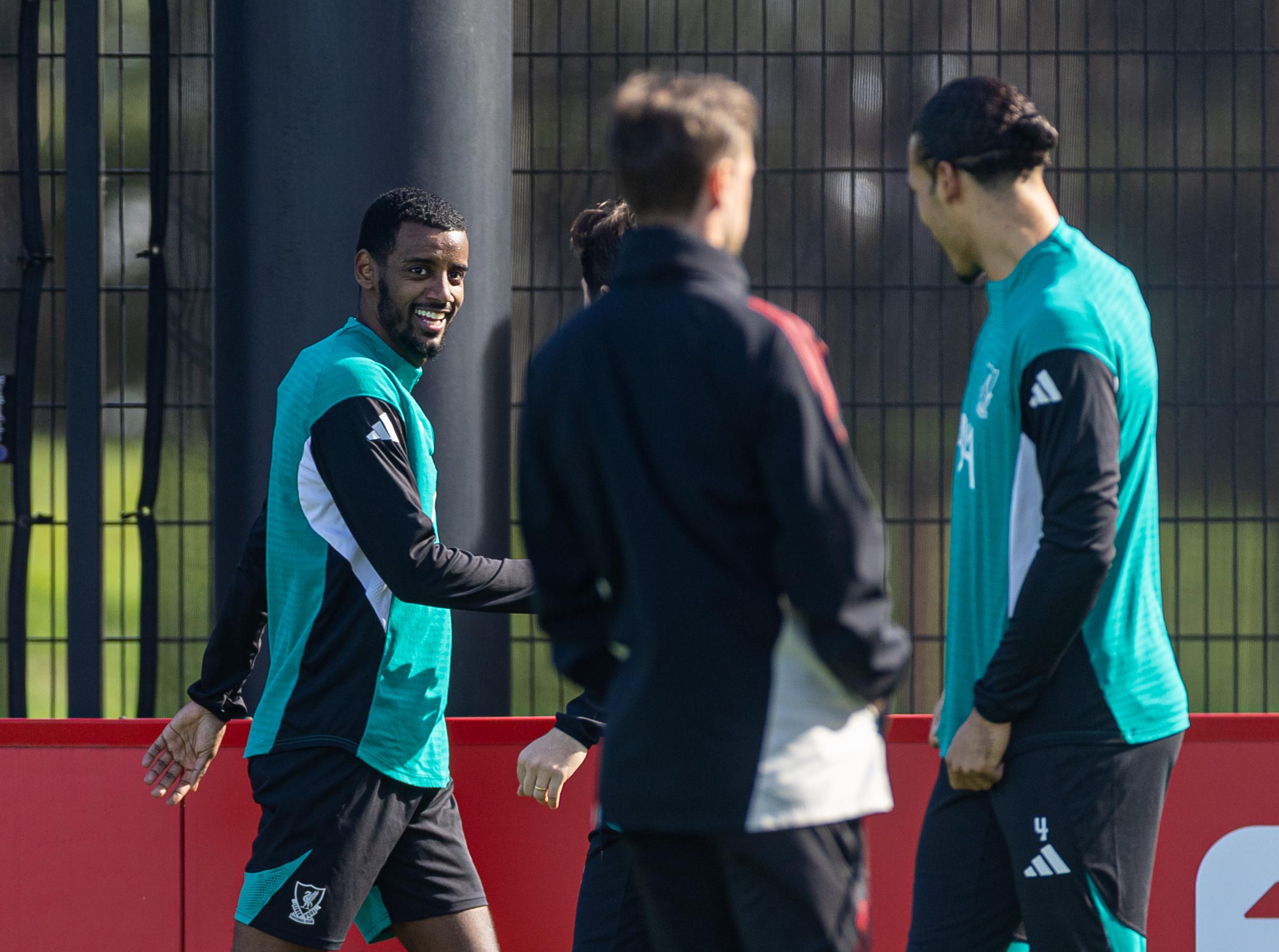 赛前发布会🎰①亚历克斯无法出战，乔的情况我们明天再做决定。他今天还不具备训练条