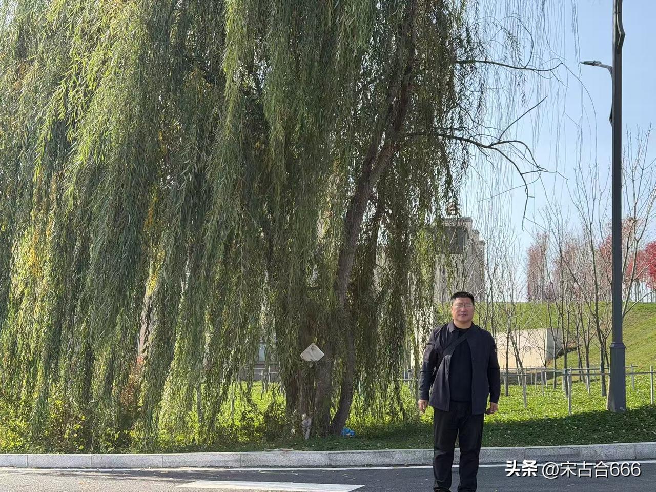 今天去菜市场买菜，在我掏钱时，不小心掉地二十五元钱。当时我没有发现，过了一会，我