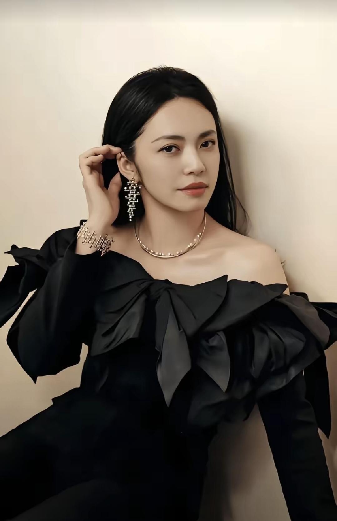 3月16号那天，姚晨和曹郁发了条消息，说“多年前就离了”，还用了“官宣”俩字，还