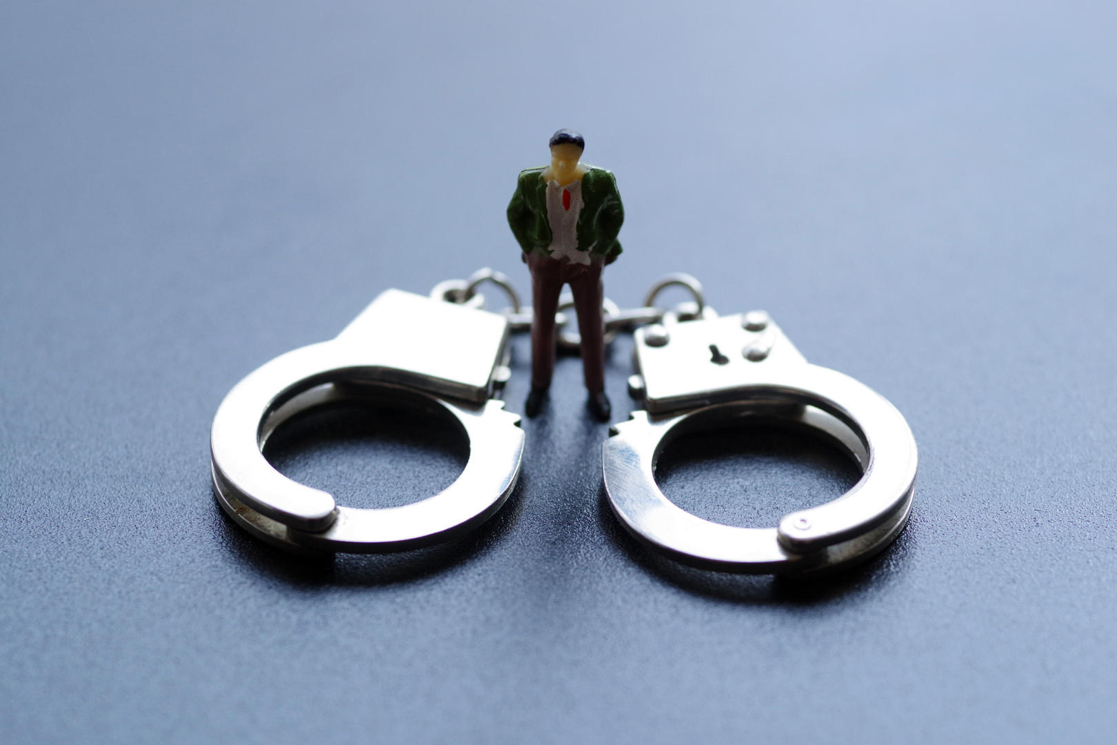 【伙同公职人员为请托人谋利！重庆黔江一#养生馆负责人涉嫌受贿犯罪被移送检方#】#