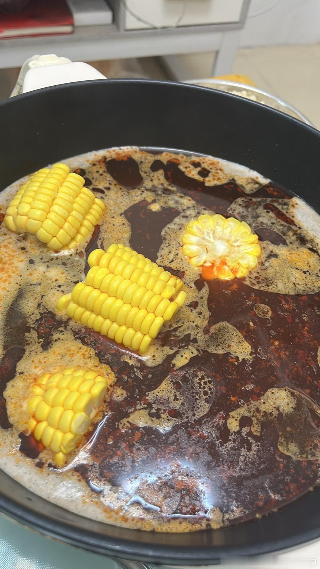 周末下雨没出去正好在家打火锅一边看电视一边吃火锅真的太爽啦 