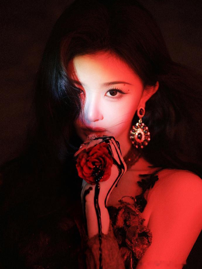 孔雪儿又出神图了 、孔雪儿卷发红唇 孔雪儿这组状态真的没话说，玫瑰般娇艳，神图预