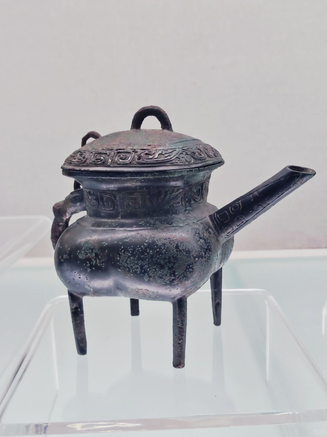 回首龙纹带盖盉