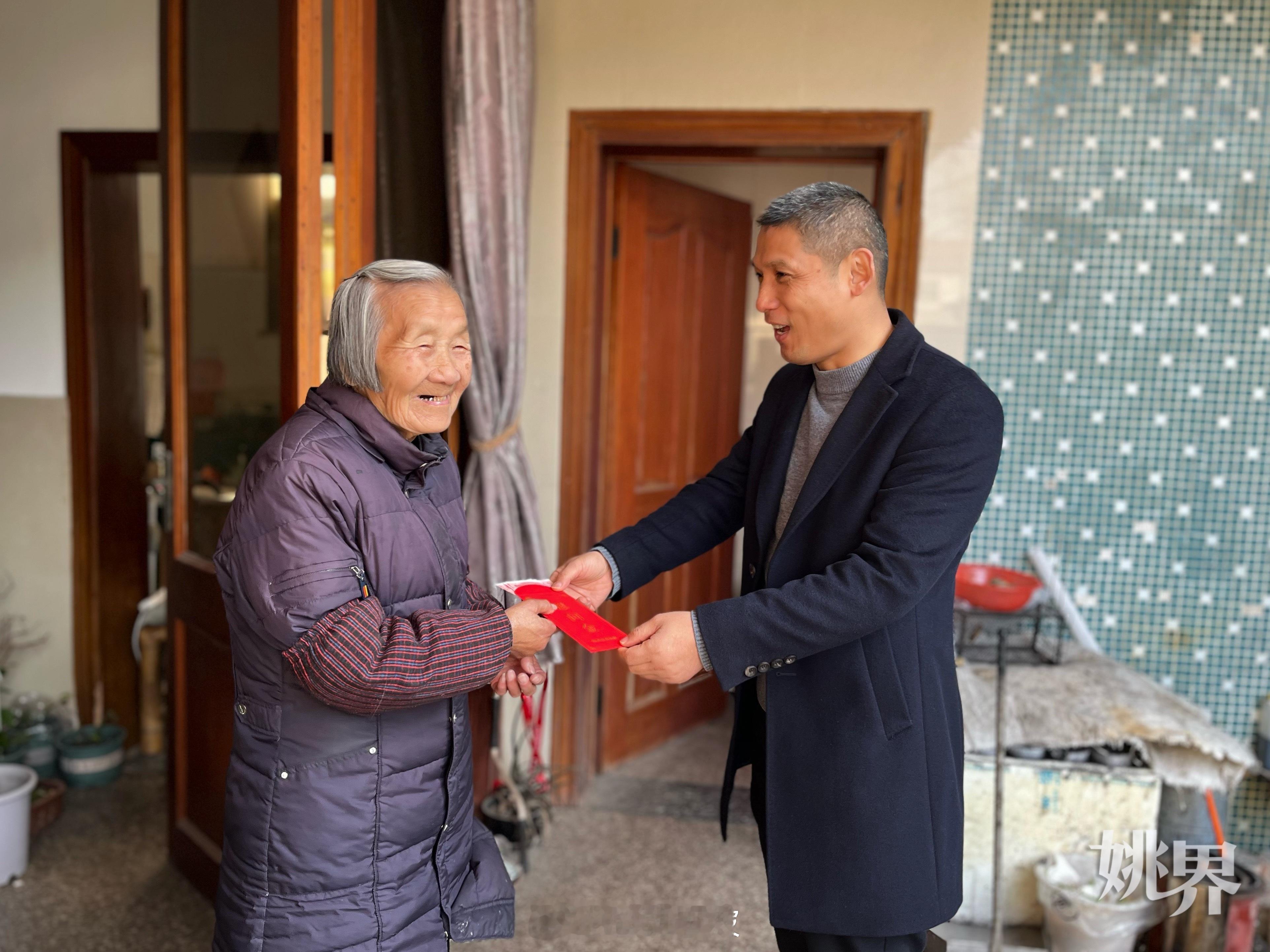 【 赞泗门这位企业家  】心系银龄，情暖冬日。在余姚泗门镇东大街社区，95岁高龄