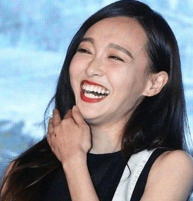 笑话：买一送一
  老莫到集市上卖母牛，一上午都没卖掉。
  他的朋友老黄说：“