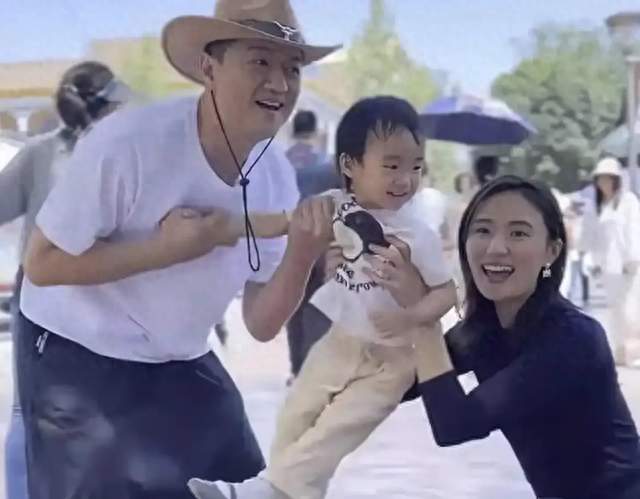 海哈金喜离婚后透露，李亚鹏常参与生活，坦言自己不属于单亲妈妈