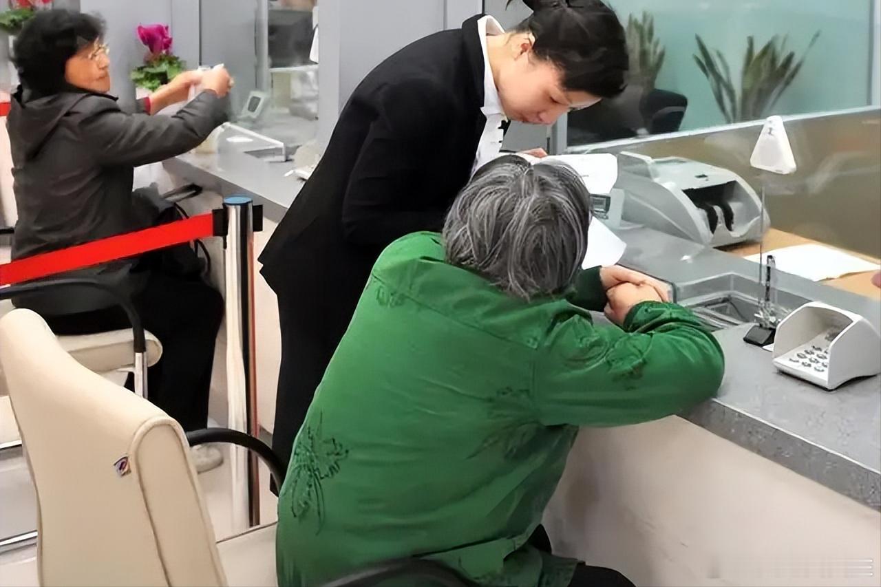 #骗子把老人所有定期存款转成活期##俩老人买黄金不问价店员果断报警#骗子骗老人屡