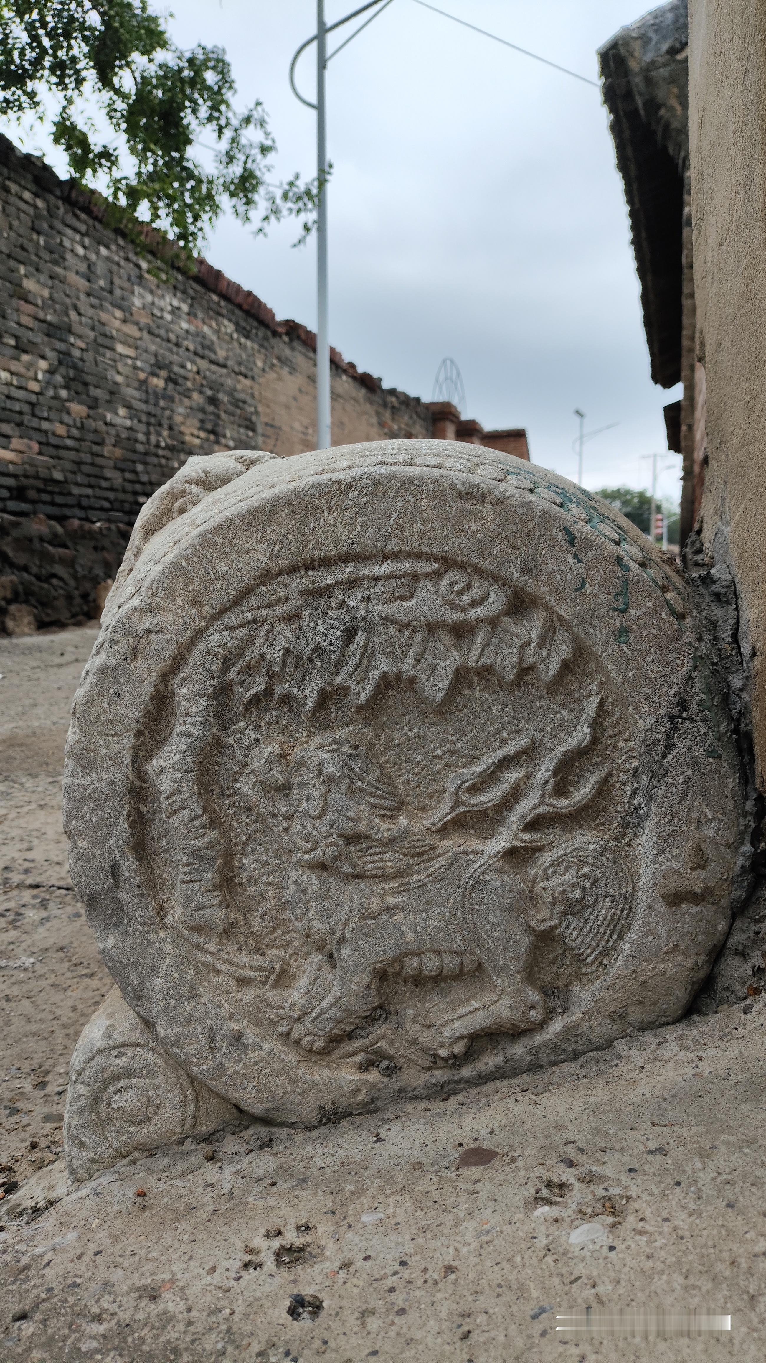 这几天在修老房子，接连的暴雨，把窗台冲塌了一部分，对于老房子来说，基本就是缝缝补