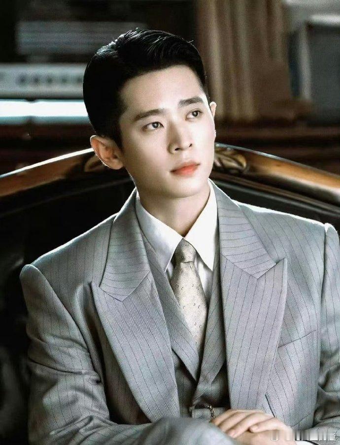 丞磊焊死在民国高干风赛道 丞磊这民国高干风造型真是绝了！身姿挺拔得像标尺，眉眼间