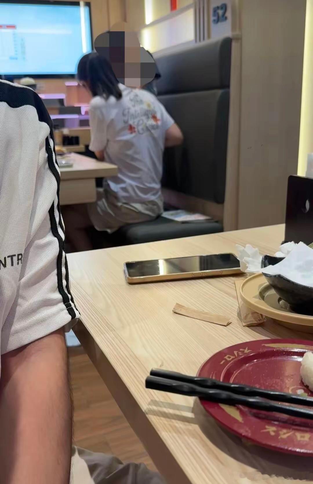 北京大悦城寿司郎店内一男童在座位上小便并喊话“谁要喝”，家长竟用饮料杯接住！门店