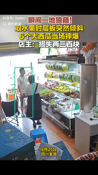 “踩大坑了！”四川宜宾，一水果店来了一名顾客要买西瓜，老板娘赶紧迎了上去，帮忙挑