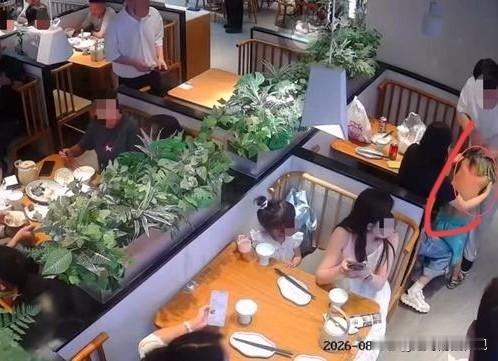 吉林长春，6岁男孩跟父母去餐厅吃饭，服务员端着滚烫的砂锅从过道经过，男孩突然从砂