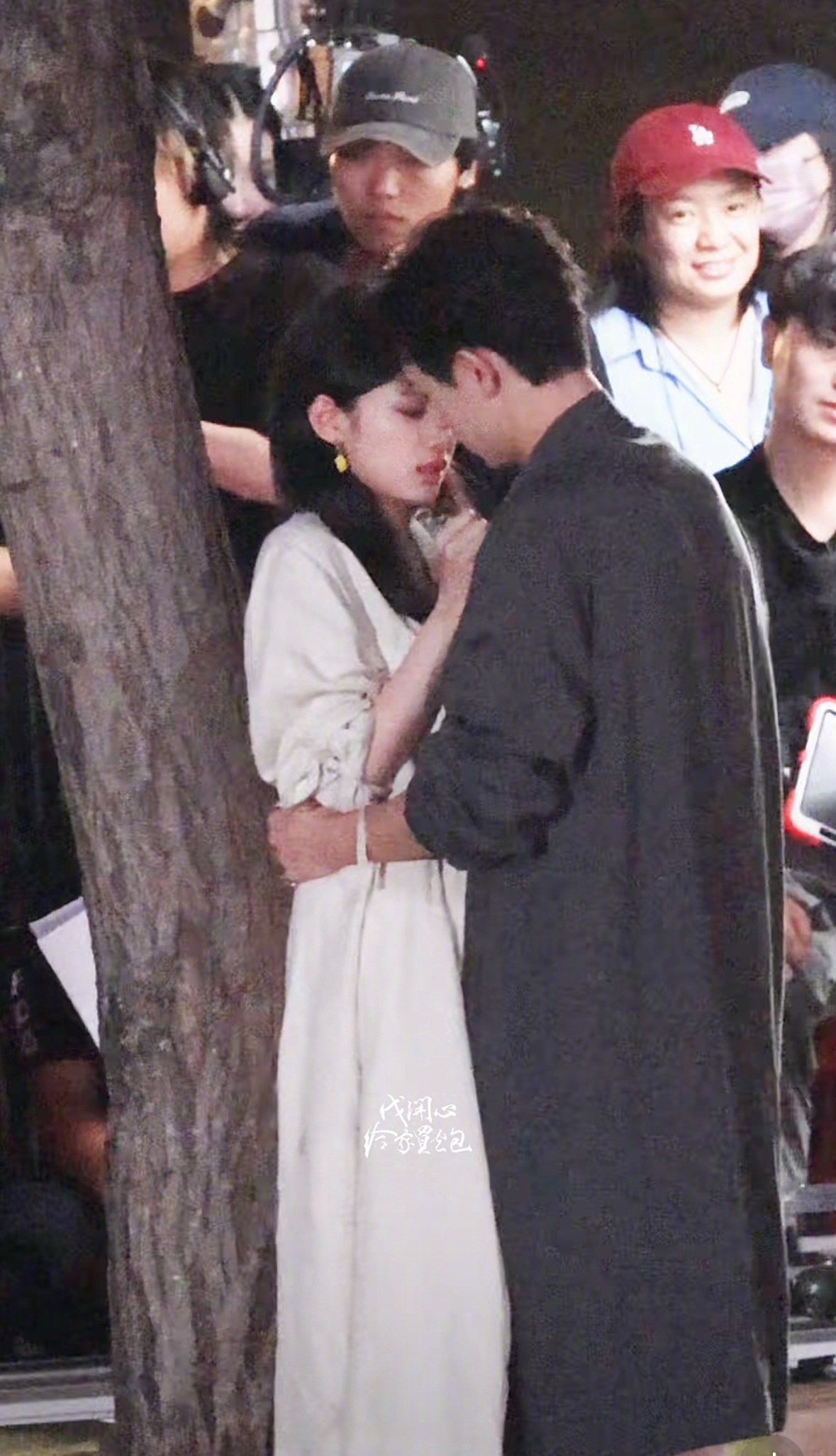 《雾里青》吻戏路透，后面围观群众演我果然吻戏就要放到刚开机没多久的时候拍，不尴尬