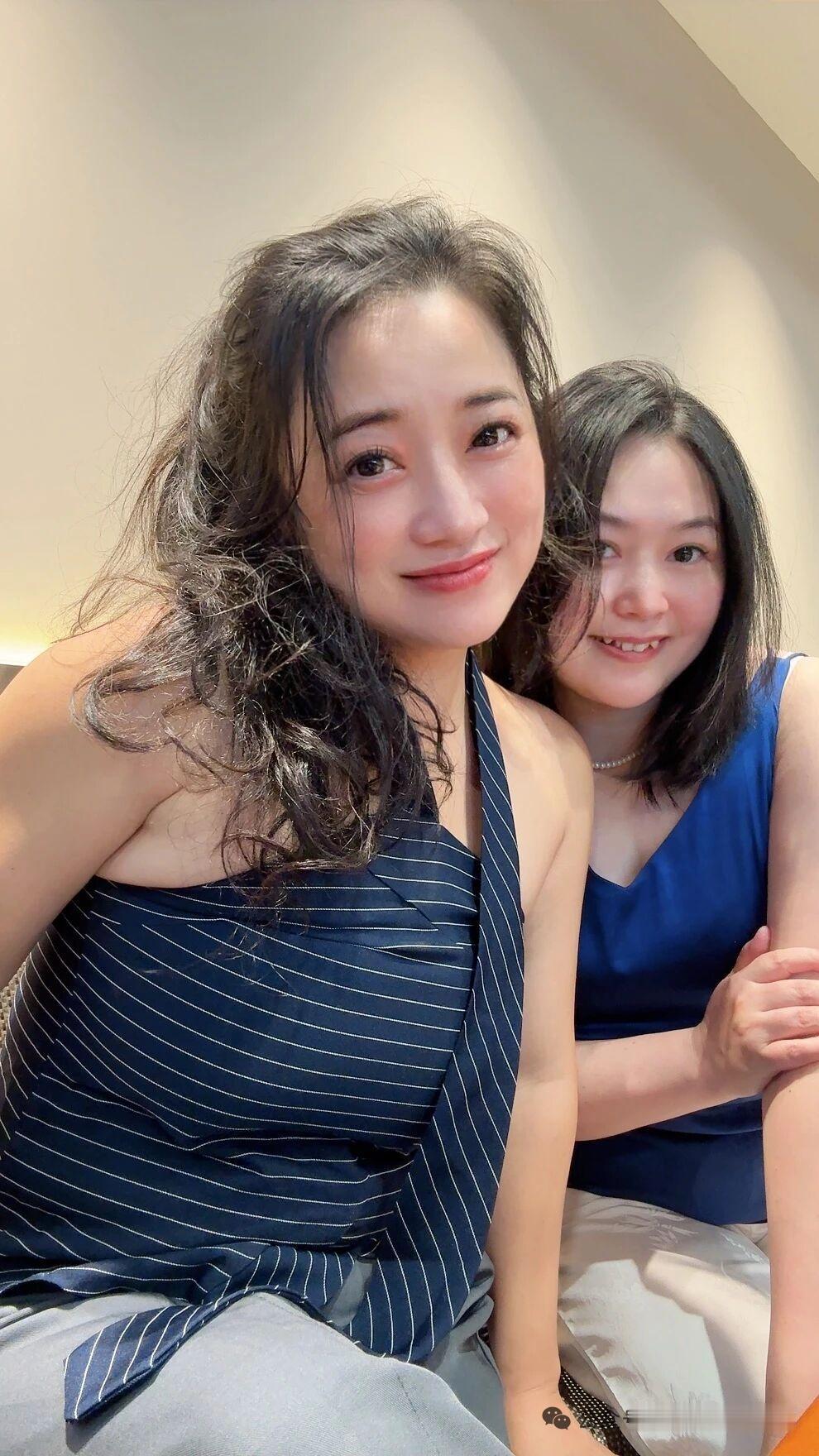 两个女生一起自拍，开心微笑。