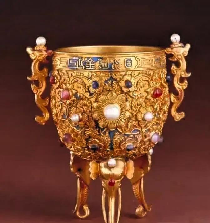 2012年，一名游客在伦敦华莱士博物馆参观，无意间在展馆角落，看见两只流光溢彩的