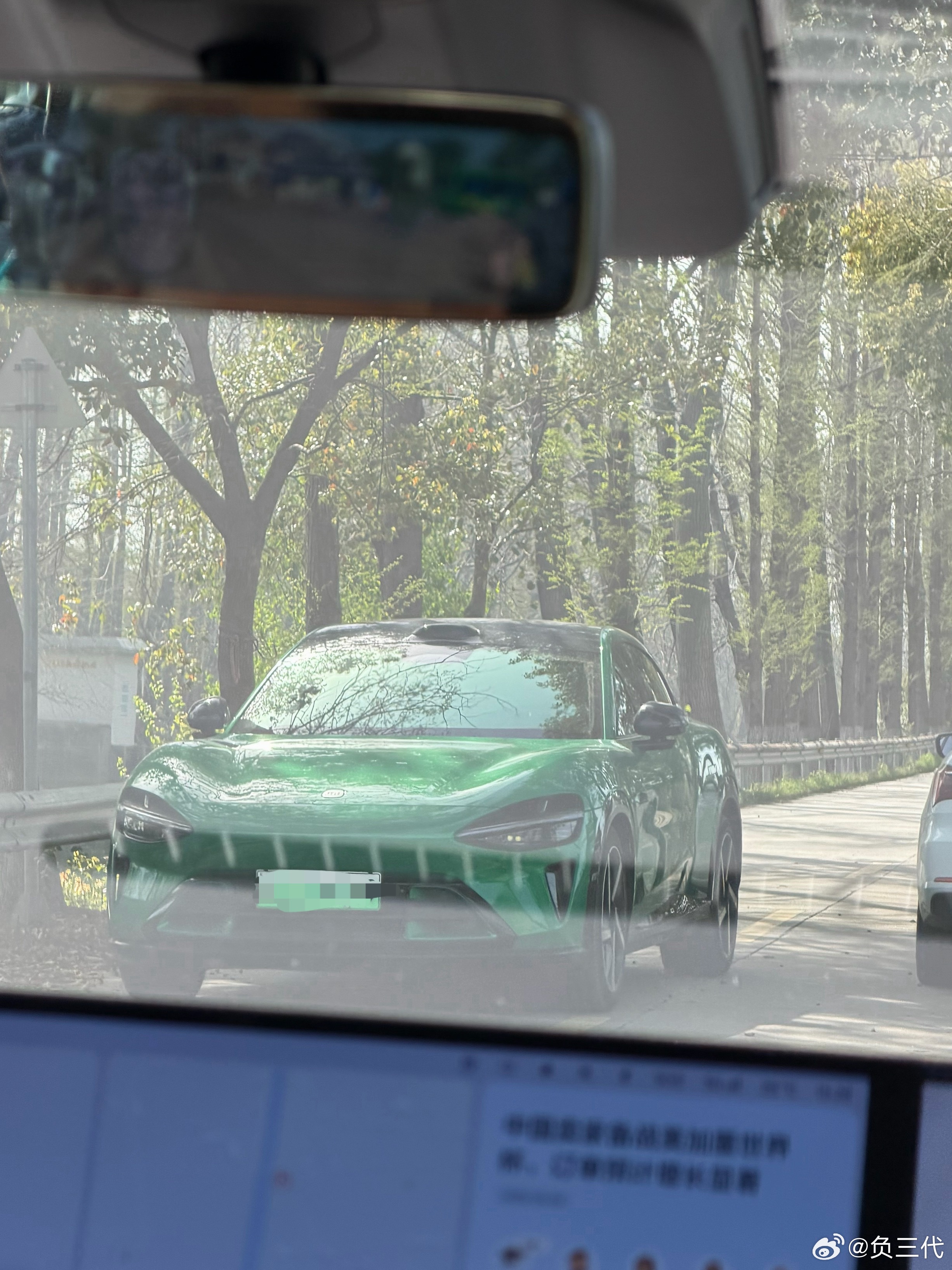 村里有人提小米YU7了，还是宝石绿，显眼的很