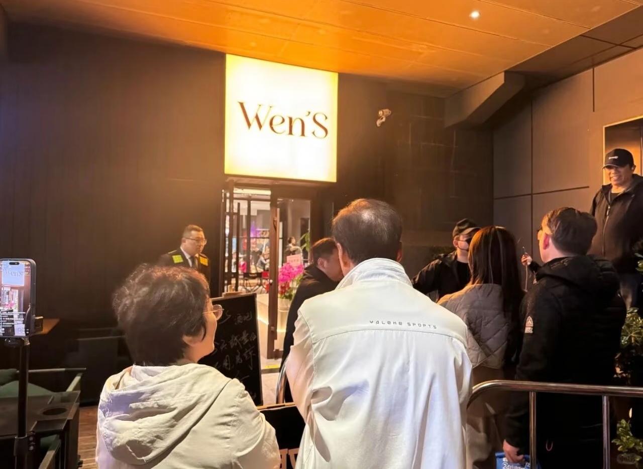 文章不止开面馆，还新开了一间酒吧，就在面馆隔壁。

从照片来看，酒吧环境挺小资，