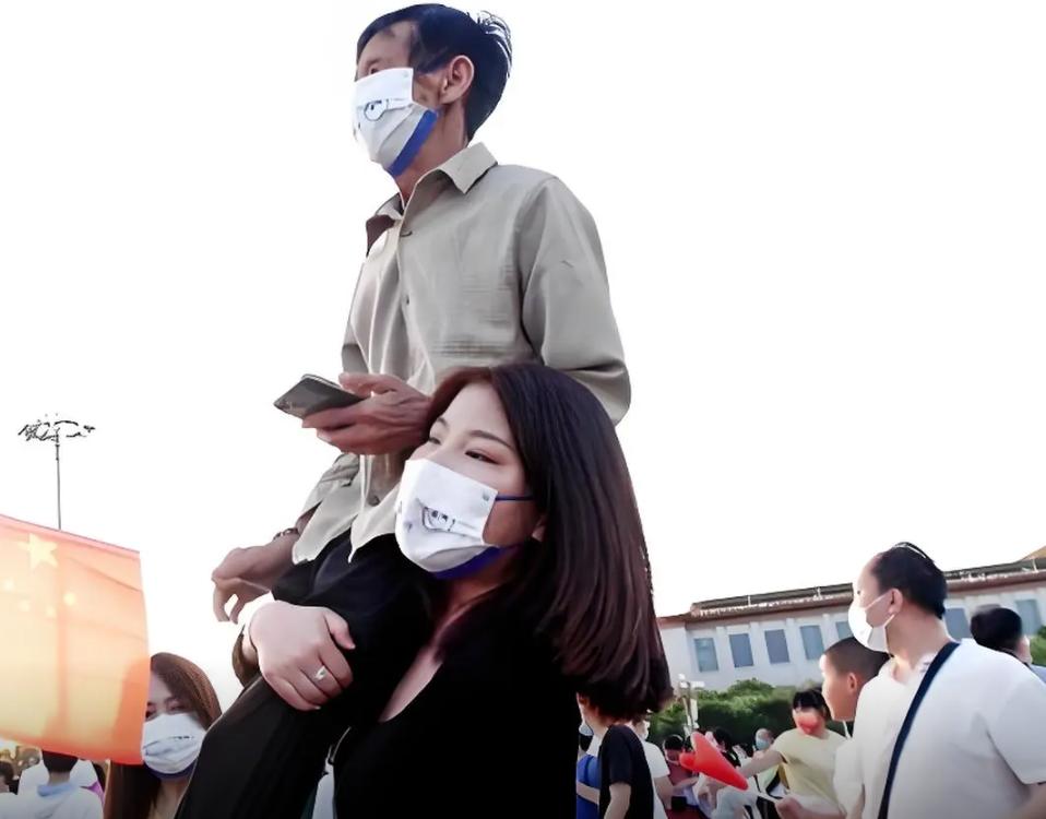 1997年，河南一个50岁光棍，捡回1名女婴。不料，送她读书后，她竟怒问：“穷到