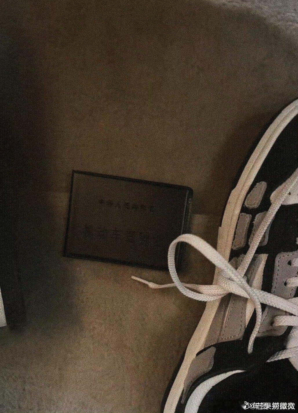 #怀疑刘耀文是在秀驾照#鞋带开了，顺便让大家看看掉地上的驾照，刘耀文闪耀十八岁，