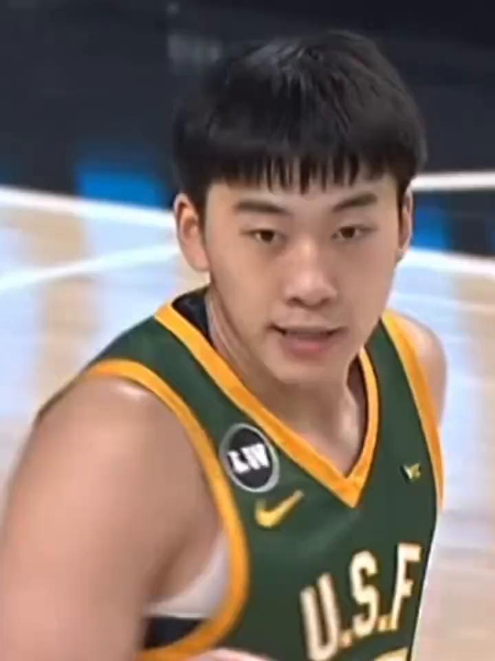 状态逐渐回暖，王俊杰NCAA最新比赛开场，他便在内线做起了文章，强打造成犯规，博