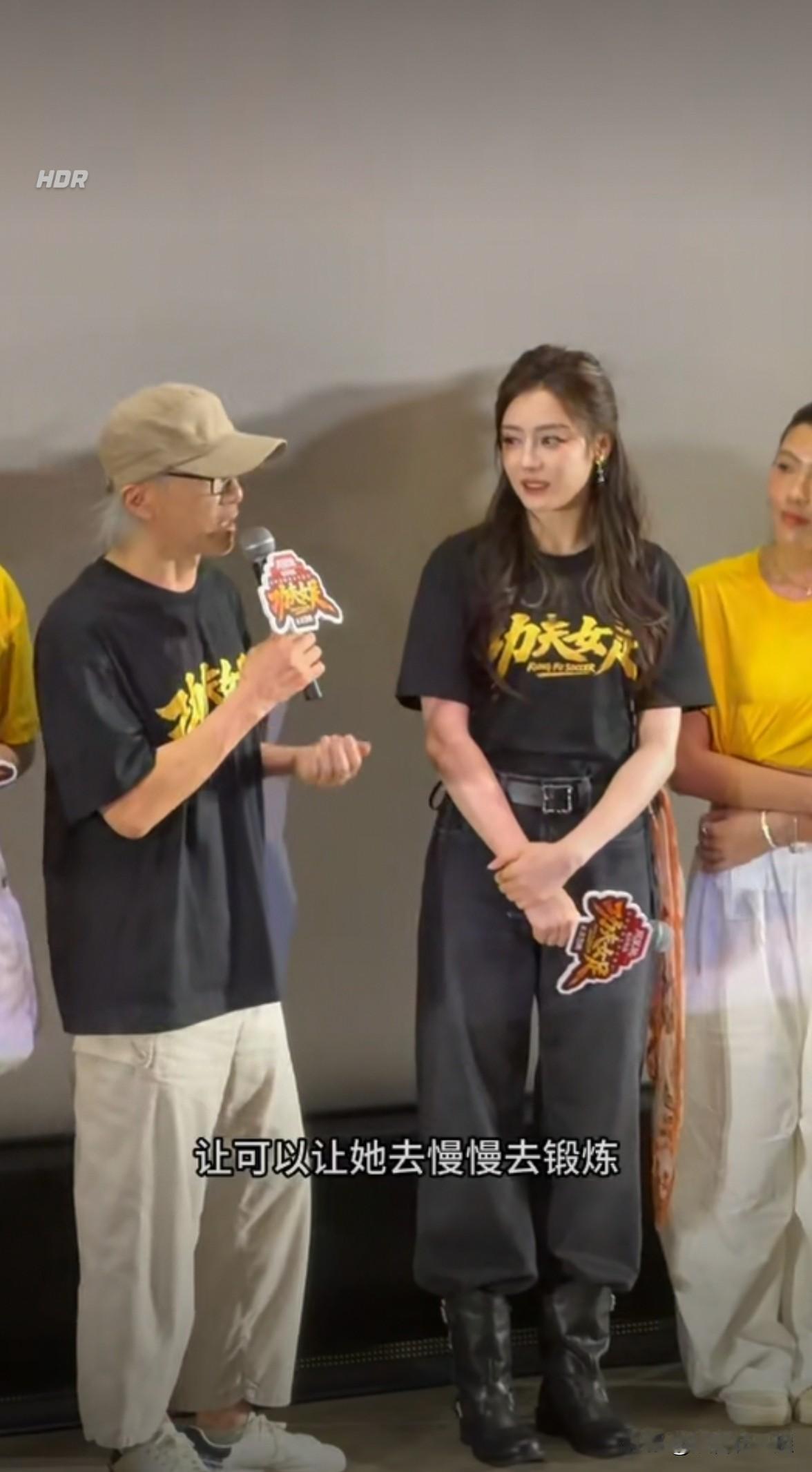 7月14日《功夫女足》杭州路演，周星驰回应选角迪丽热巴，说她最大的特点就是天分。