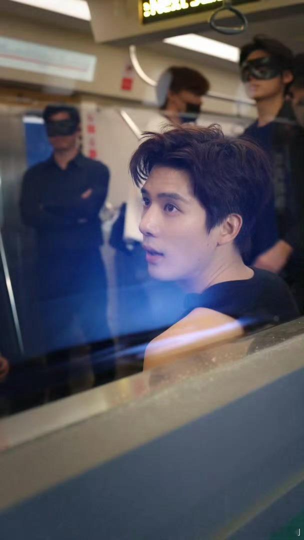 姚安娜王安宇同框互动趣味不断，轻松的相处模式格外圈粉。专注帮忙拍摄烟花合照的画面