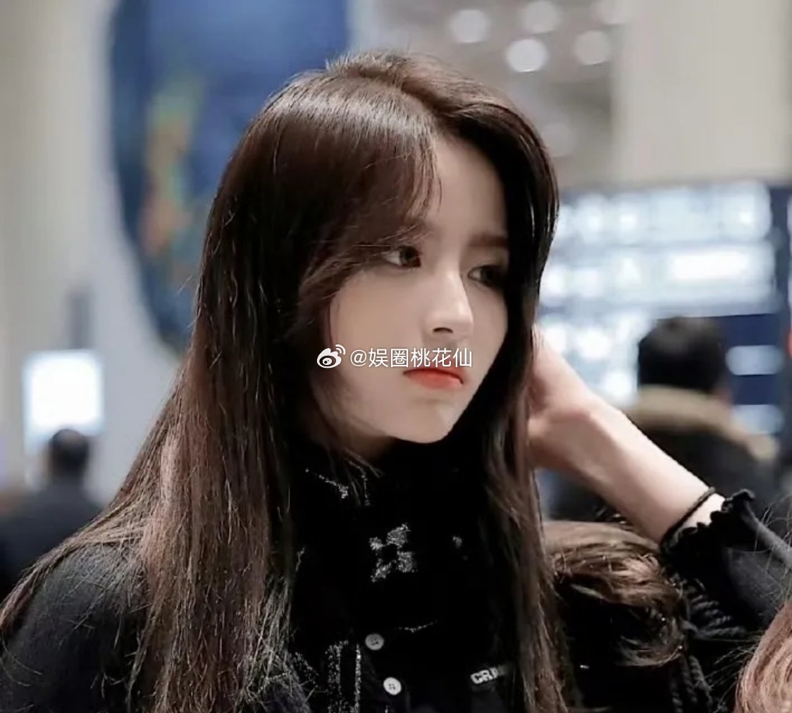 金子涵一句“再逼我就说出一切”，让退圈后的她再次陷入舆论漩涡。4月8日，她在社交