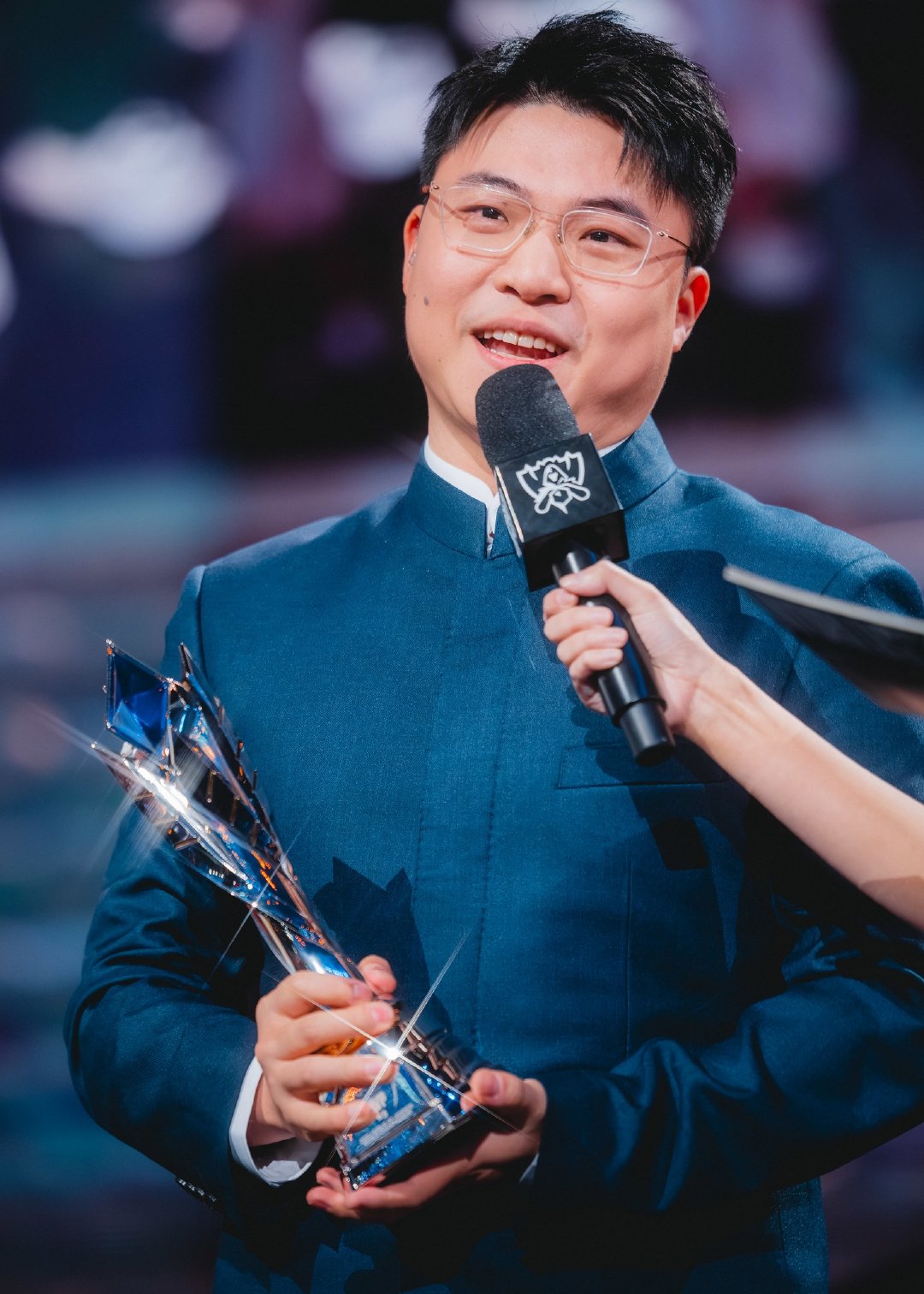 赛场虽不同，拼搏心合一！今日 Uzi 与 JackeyLove 双双发博，跨界为