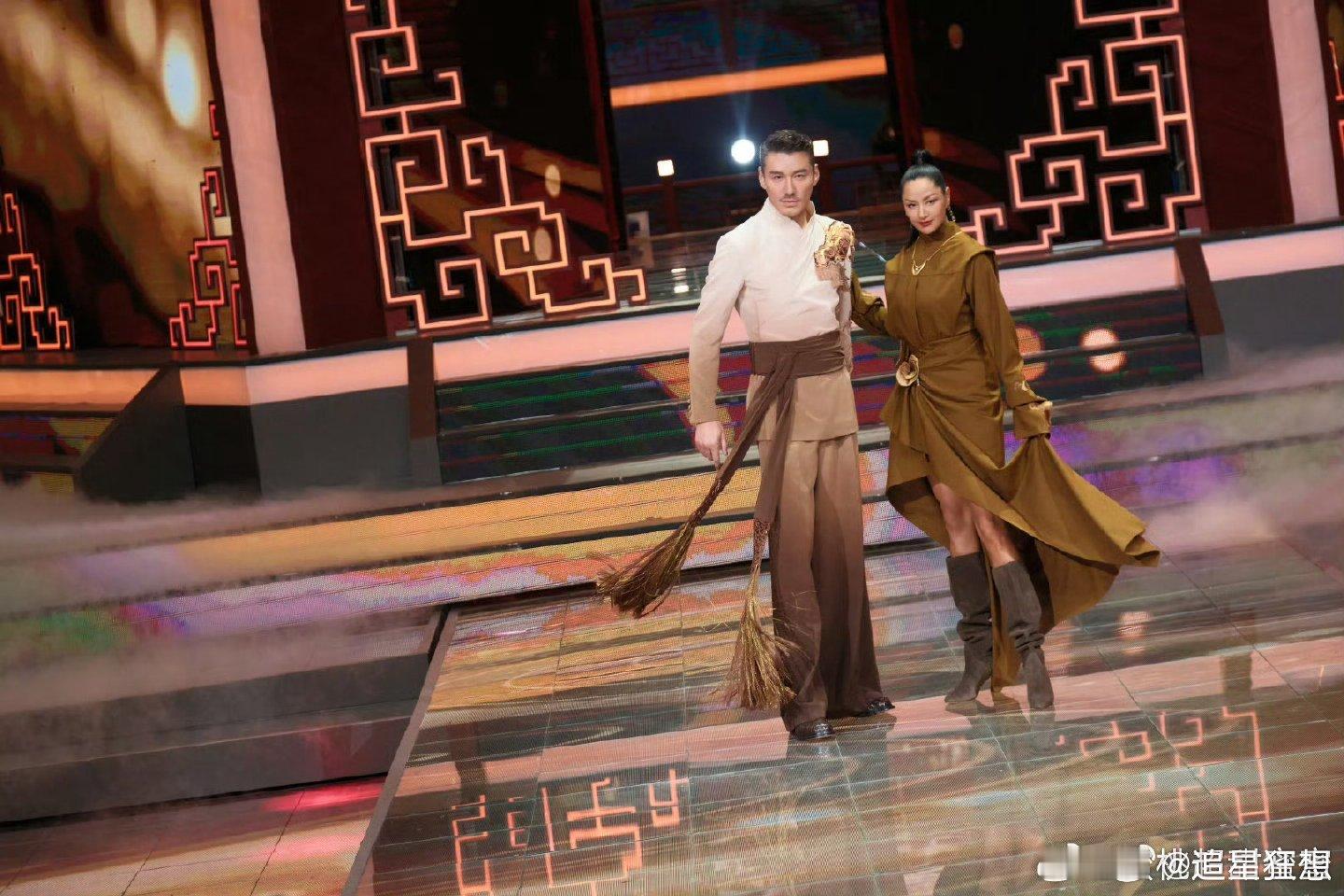 胡兵瞿颖情人节虽迟但到 情人节最暖售后！胡兵瞿颖虽迟但到，送花比心超温柔，脸颊贴