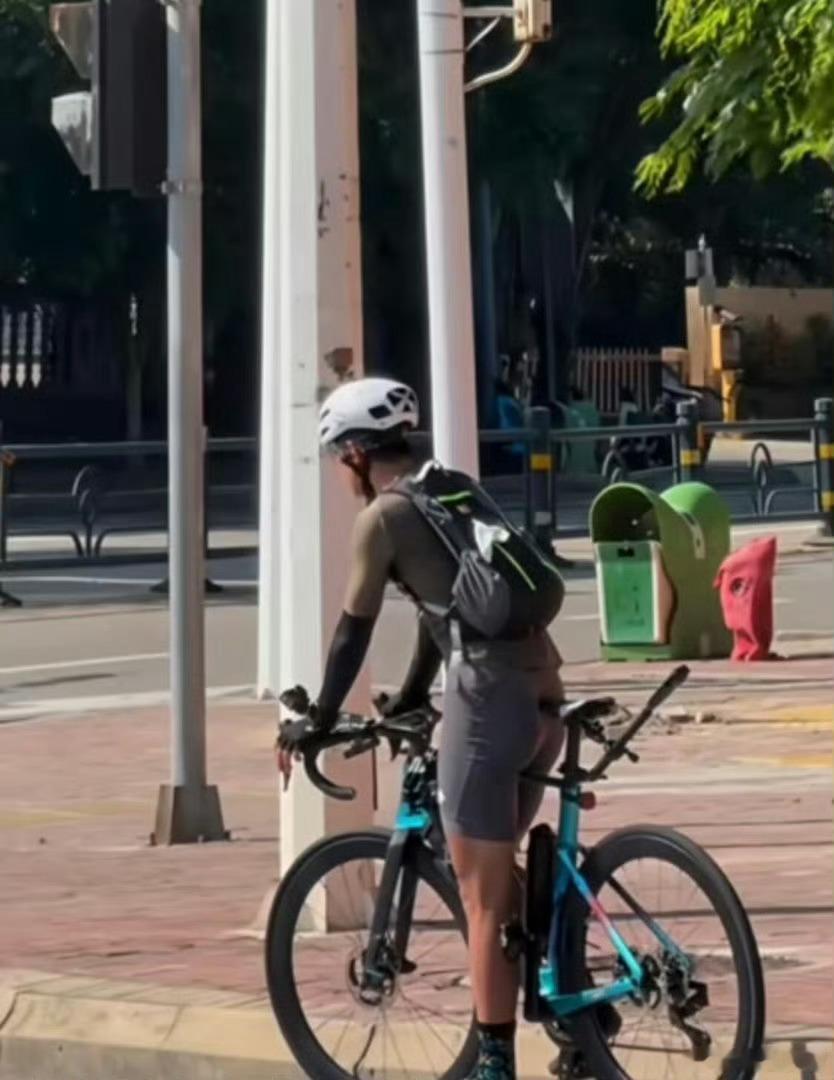 吴磊已完成公路车环海南岛骑行吴磊已完成环岛骑行吴磊好有生命力的少年啊 
