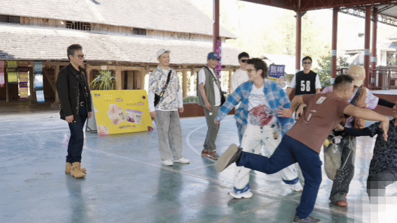 鹿晗忘记队友了哈哈哈哈哈 王勉独自跳舞都快撑不住了，鹿晗却跟着老师越跳越投入，压