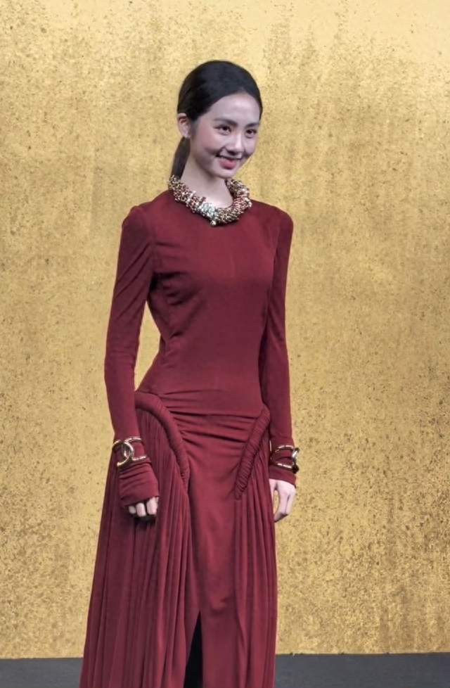黄多多正式进圈！VOGUE红毯首秀顶配加持，昔日萌娃大变样