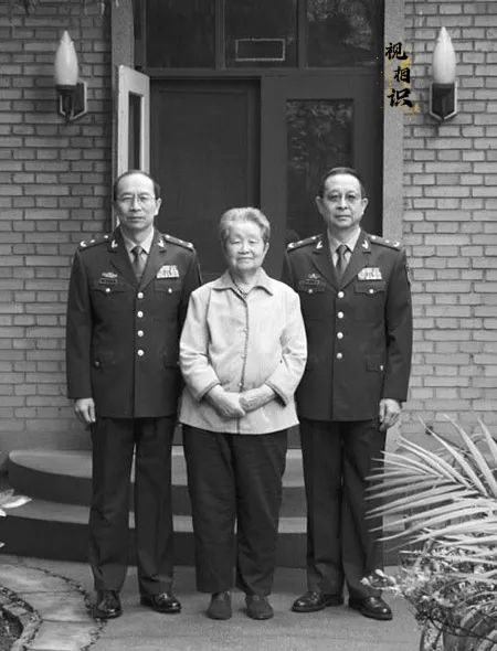 2009年，金一南和金一明兄弟与母亲留下了一张难得的合影，兄弟俩都是少将军衔，一...