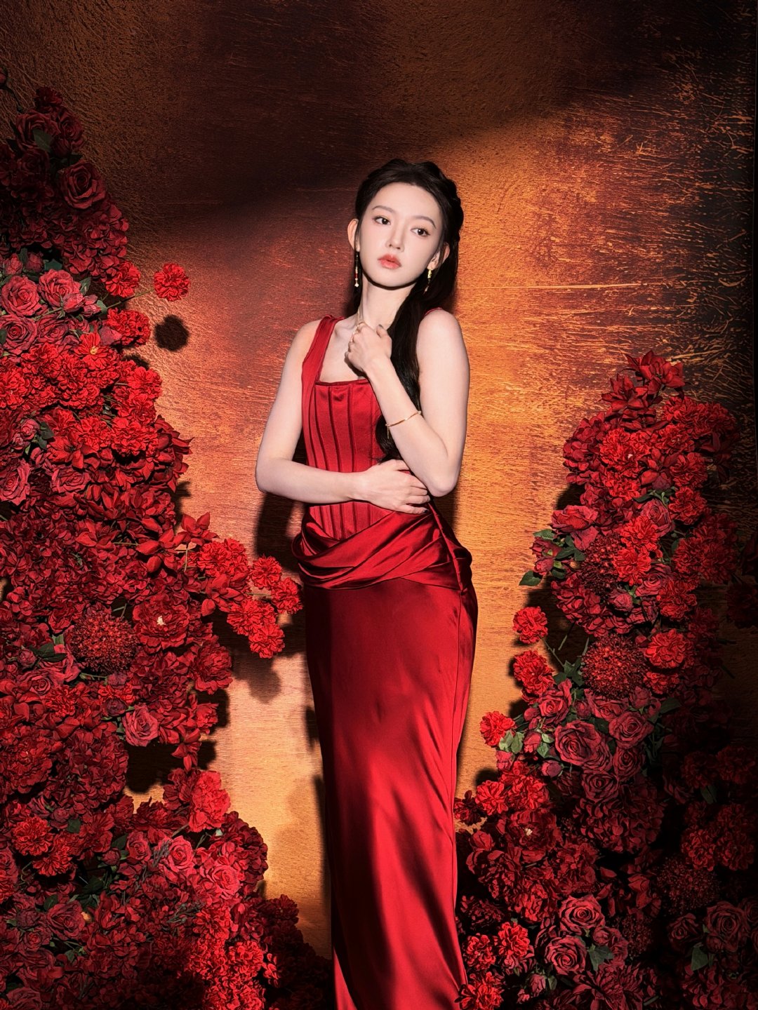 程潇明艳红玫瑰程潇乌发红裙 不知道程潇的身材很曼妙，乌发红裙完全妈咪级别的