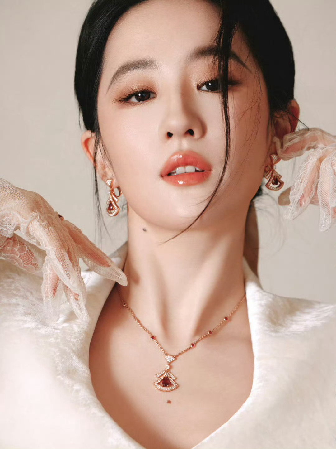 以前是仙女级别的刘亦菲，现在迪丽热巴也是仙女级别了？[吃瓜][吃瓜][吃瓜]迪丽