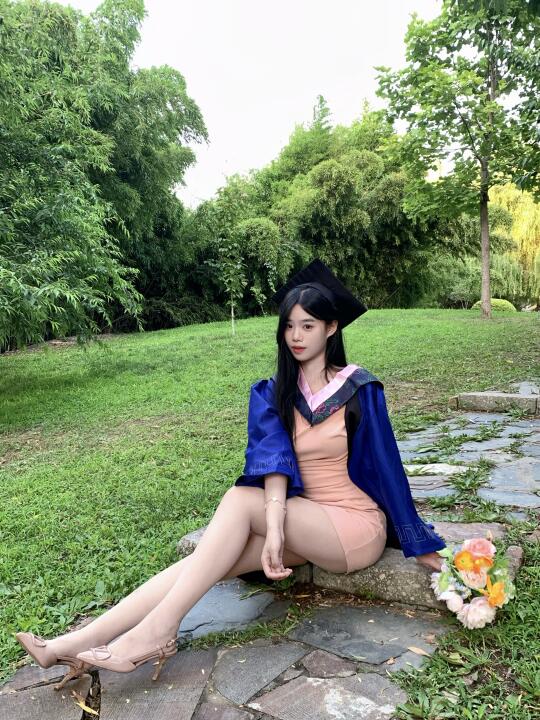 🎓粉色披肩 月薪三千