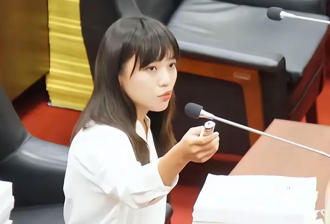 无法无天！绿营黄捷使用万能钥匙直接打开门闯入内政委员会，黄捷还问韩国瑜：“我四点