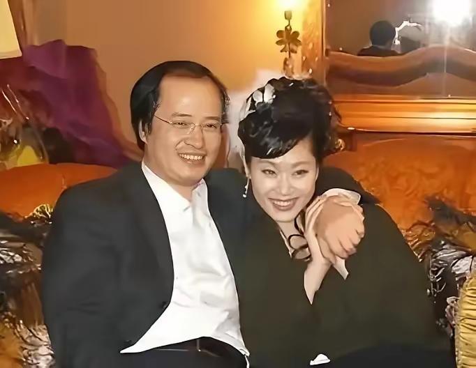 二次婚姻的于文华现已60岁，仍不减当年的气质，和比自己小6岁的李年生活的确实幸福