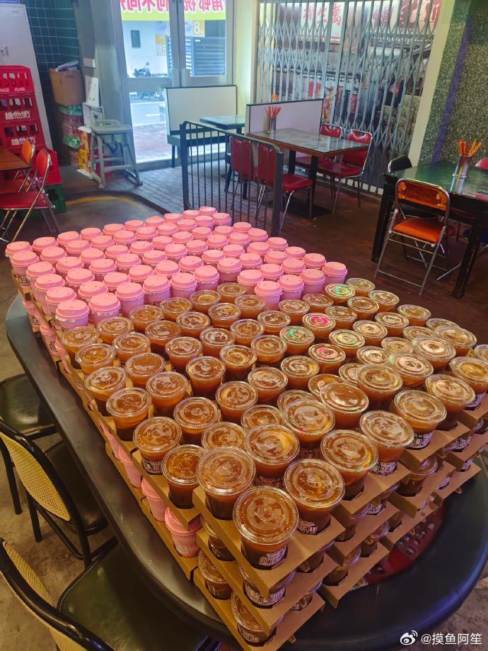 张凌赫请《归鸾》剧组喝红豆薏米水了，依然是非常大方的凌赫