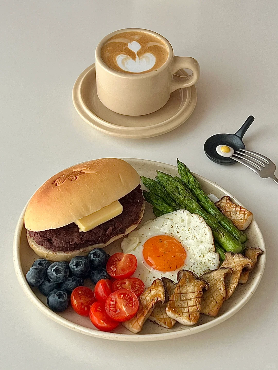 早餐｜红豆黄油🧈餐包🍞煎蛋🍳芦笋·杏鲍菇