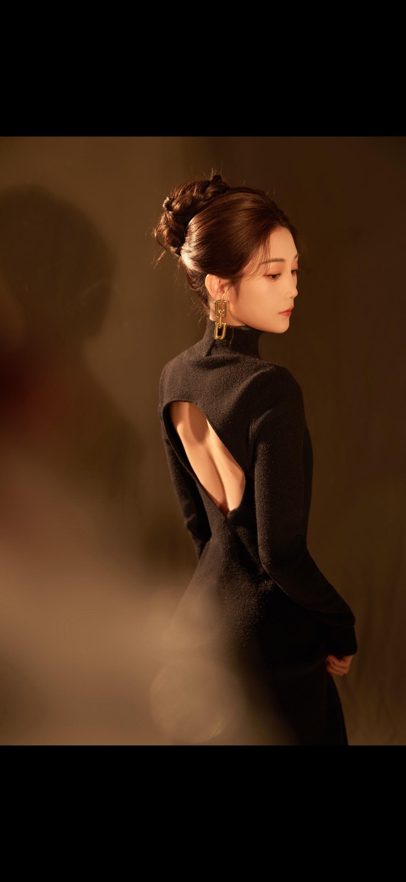 日落归山海，山海藏深意。 没有人不遗憾，只有人不喊疼。 后来晚风吹人醒...