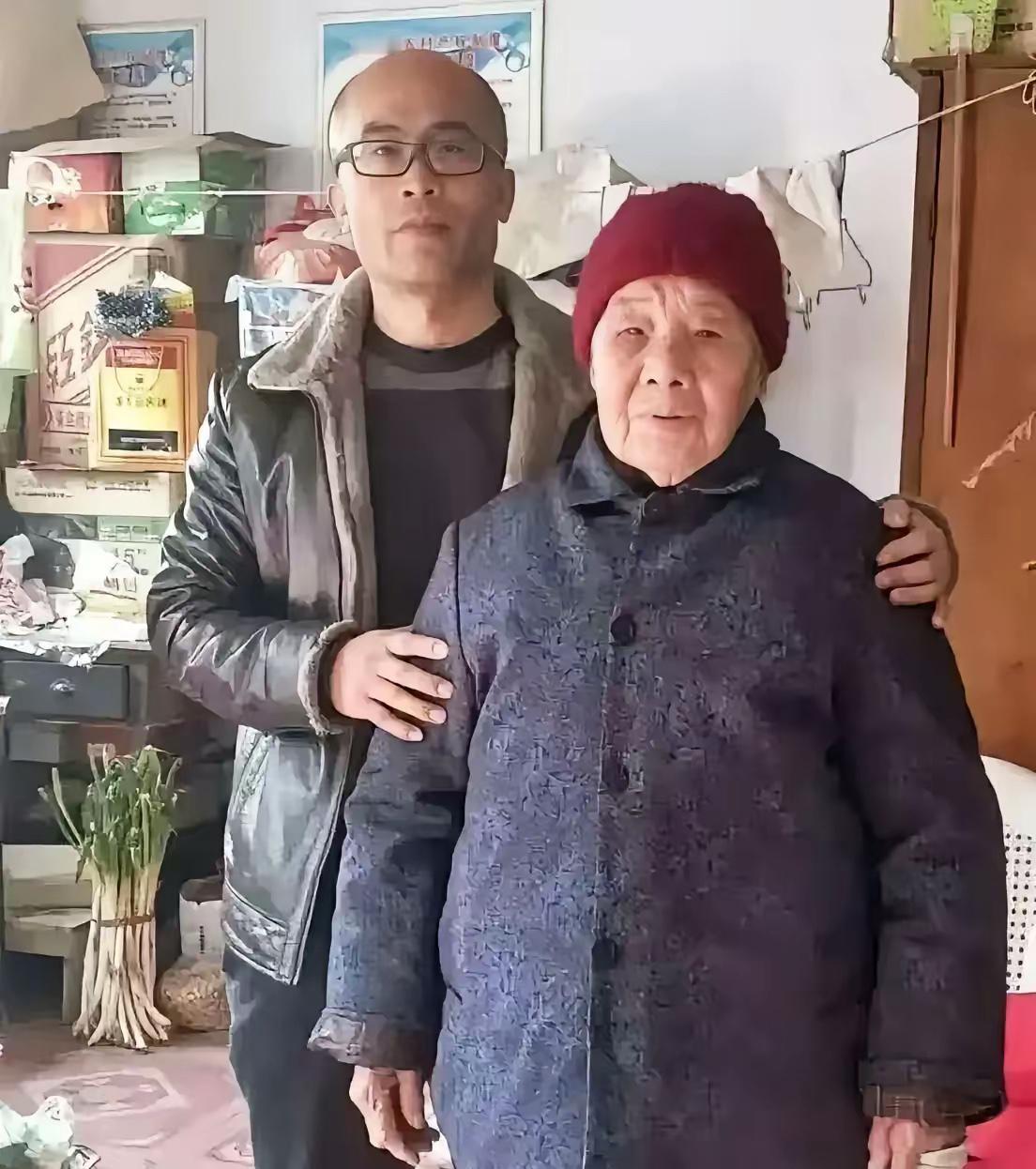 1995年，山东高三男孩租不起房，每天走30公里上学。一女子说：“来我家住，不收