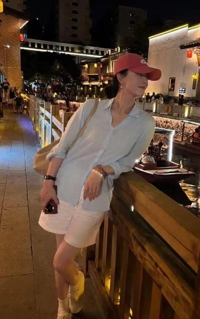蒋欣这套通勤出游穿搭太适合中年女生
 
浅蓝色衬衫+白色短裤，清爽干净不挑身材，