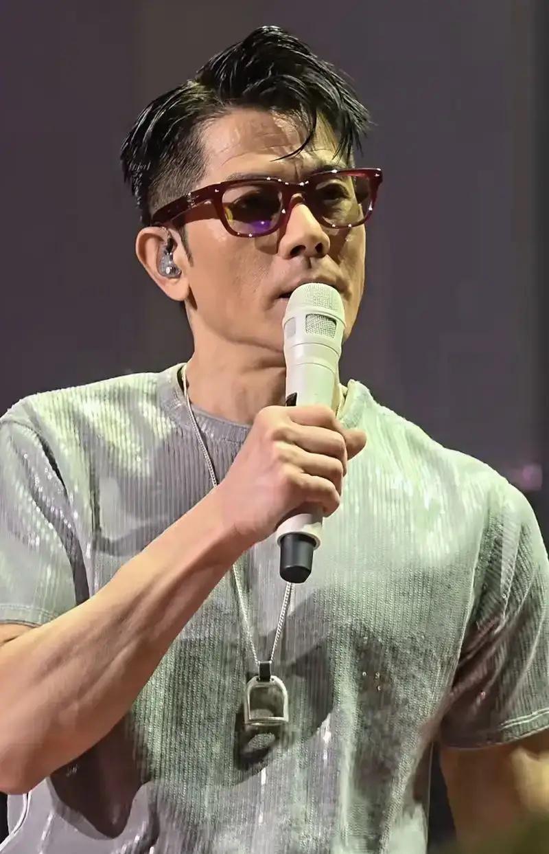 60岁的郭富城，在广州演唱会对着满场观众说了一句全场安静的话：我完全无法接受自己