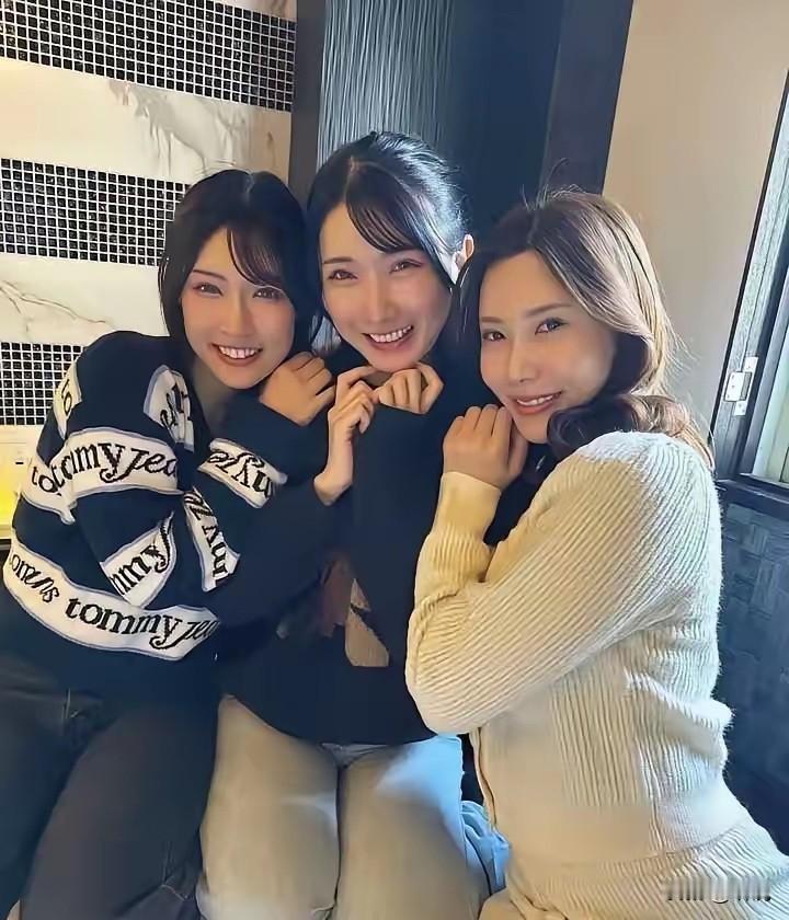 虽然不认识，但是一看就知道不是中国人