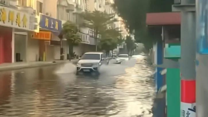 近日，深圳中英街出现海水倒灌现象，引起广泛关注，这里作为“深圳八景”之一，此次事