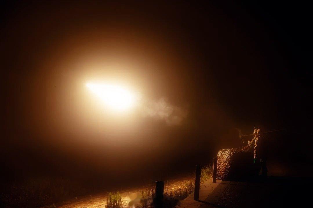 #前线熄灯号[超话]##军营晚点名##人民前线# 号角连营烽烟起战鼓催征马蹄疾晚